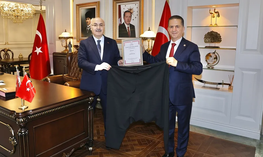 ADANA ŞALVARI DA TESCİLLENDİ. TESCİLLİ ŞALVAR VALİ KÖŞGER’E HEDİYE EDİLDİ