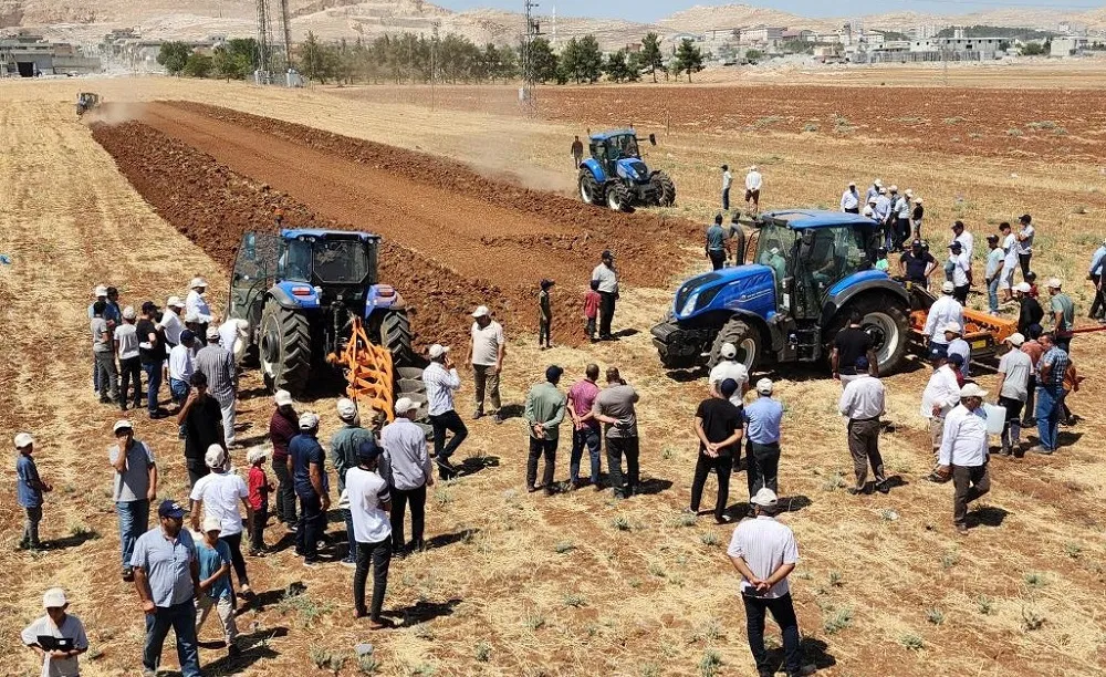 EN SON TEKNOLOJİ TRAKTÖR, EKİPMAN VE HASSAS TARIM ÜRÜNLERİ ÇİFTÇİLERLE BULUŞTU