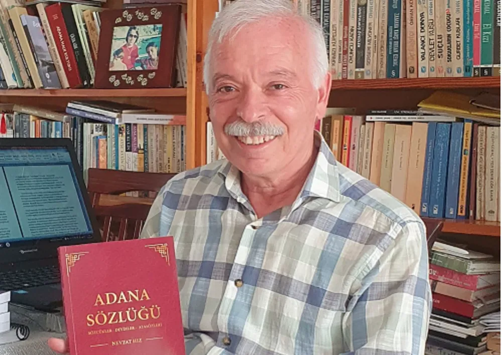 NEVZAT HIZ, UNUTULMAYA YÜZ TUTAN SÖZ VARLIĞINI “ADANA SÖZLÜĞÜ” ADIYLA KİTAPLAŞTIRDI 
