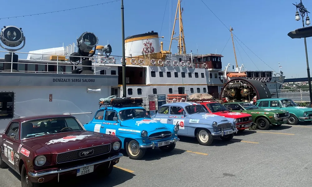 KLASİK OTOMOBİLLERLE PRAG’DAN OSAKA’YA 16.000 KİLOMETRE