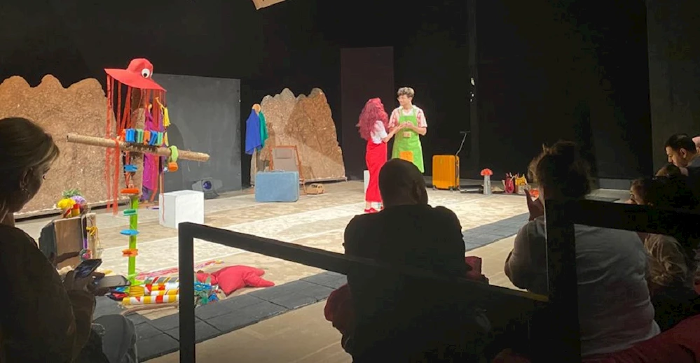 “KUŞLARA FISILDAYAN KIZ” HİKAYESİ TİYATRO SAHNESİNDE